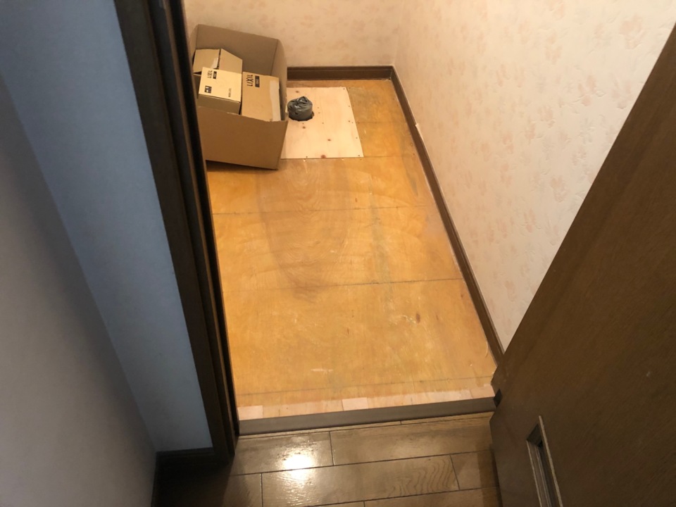 トイレの敷居の段差をなくすため、敷居を取り替えました（H様邸）