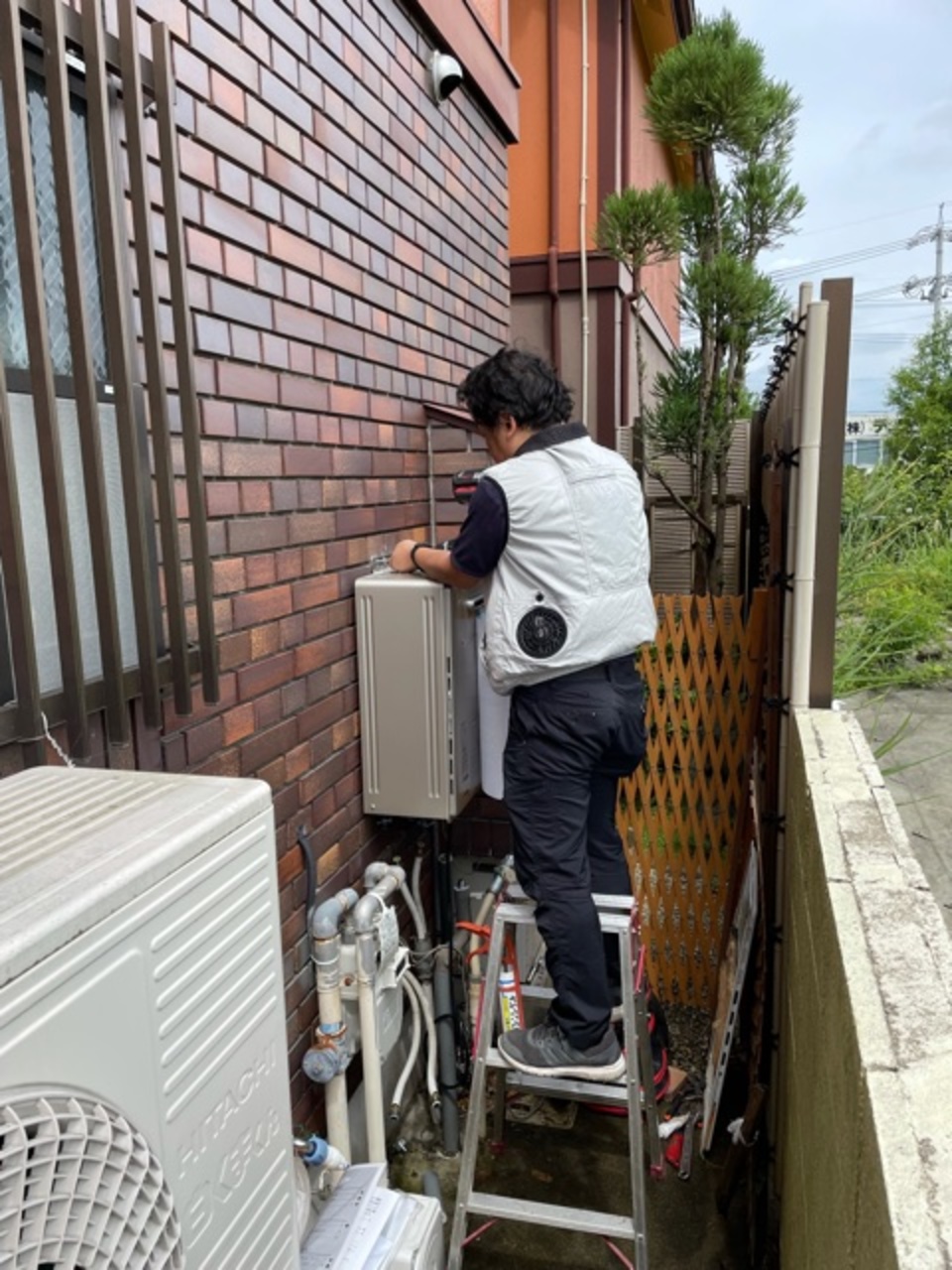 S様邸・浴室、洗面改装工事前に壊れた給湯器を交換です（白井）