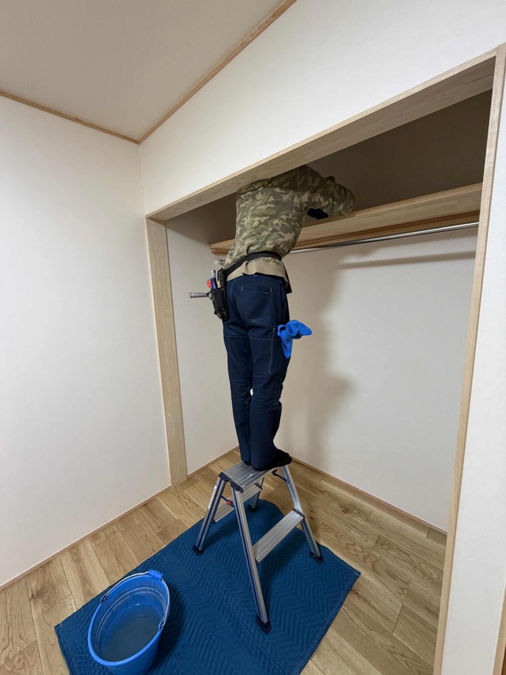 今日はお引き渡し前のクリーニング。 手の届きにくい細かな部分まできれいにしていきます。