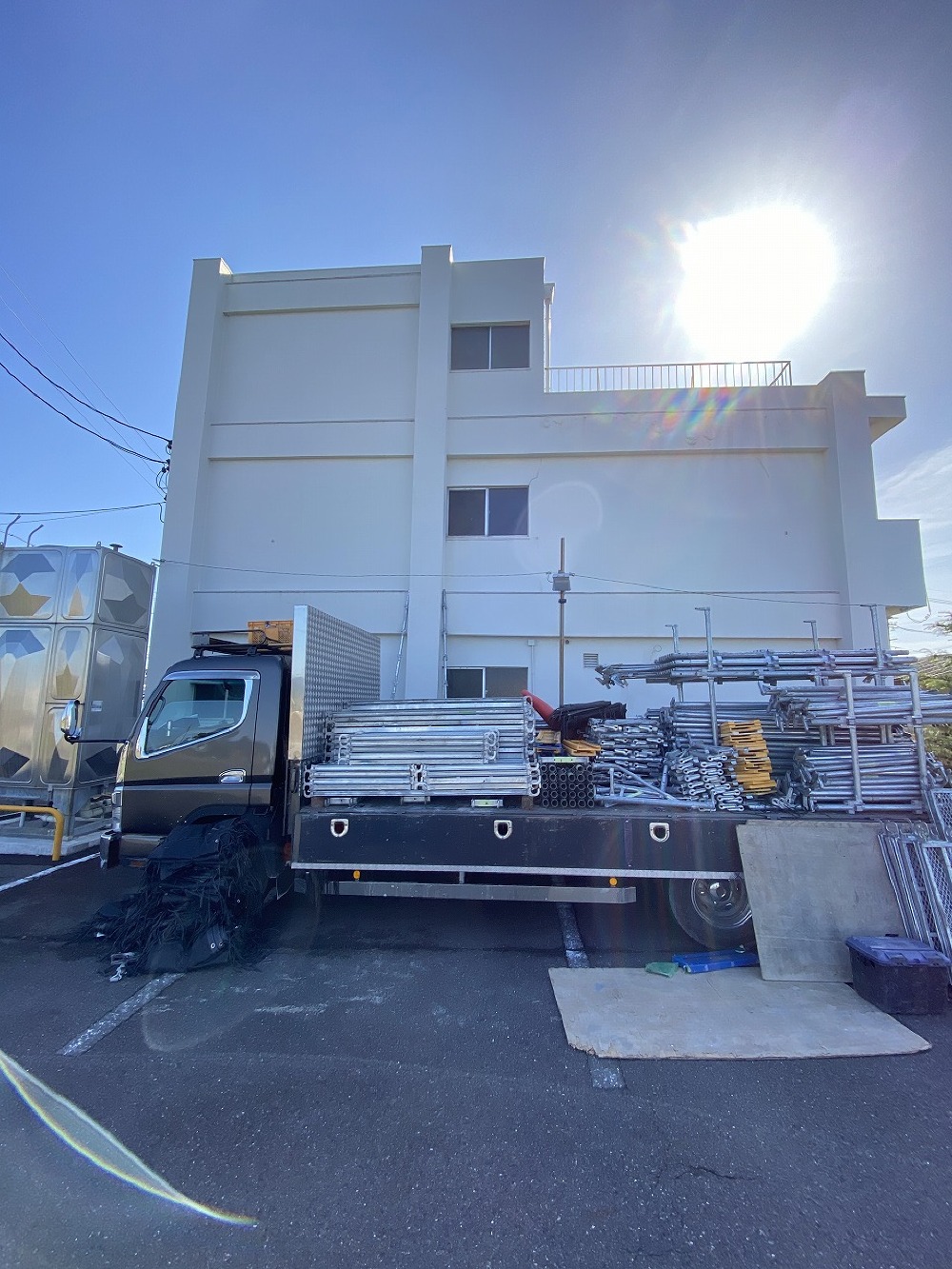 （稲沢市）今日から花井医院様の外装工事が始まります。 まずは足場から。花井医院様よろしくお願いいたします。