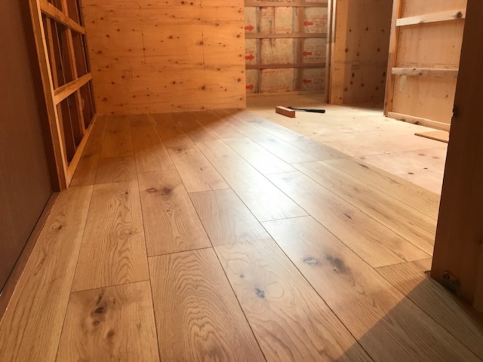 納戸の床材を施工中。