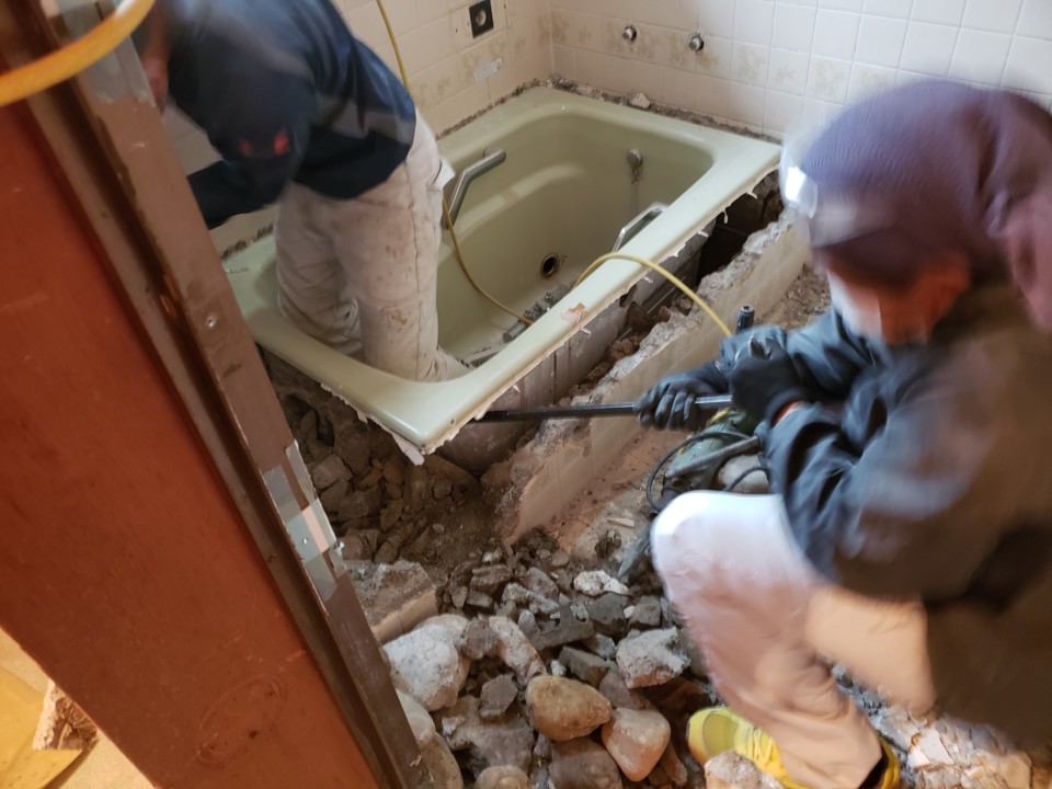 洗面所と浴室解体をしています。