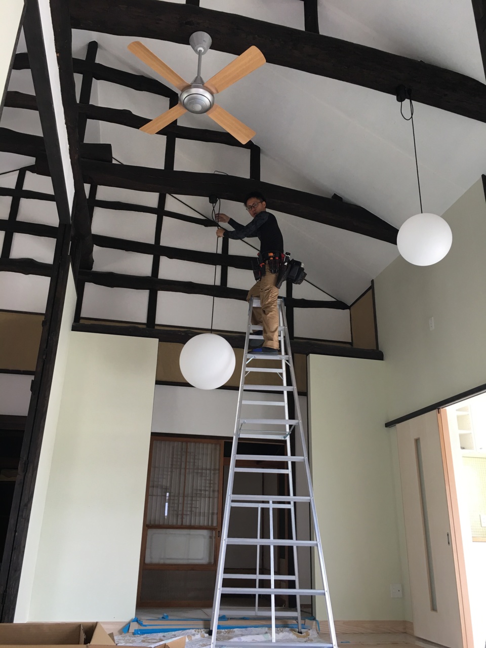 照明器具の取り付けをしています！