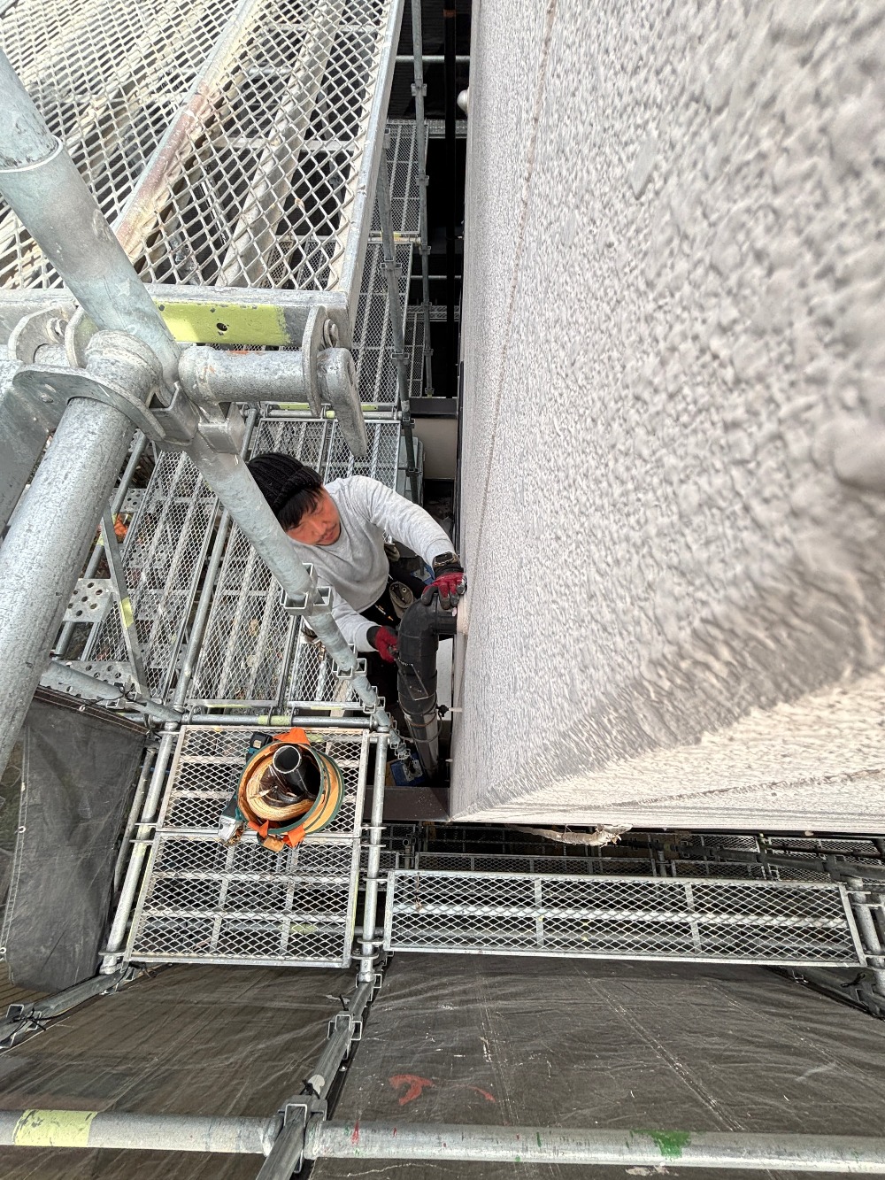 足場も掛かり、経年劣化が見られる樋の解体作業からスタートです。