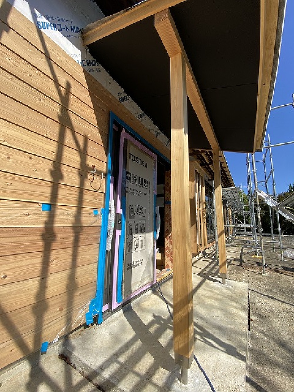 とりあえず、外壁の杉板貼に区切りをつけ、社員大工の西やんは内部の大空間へ。