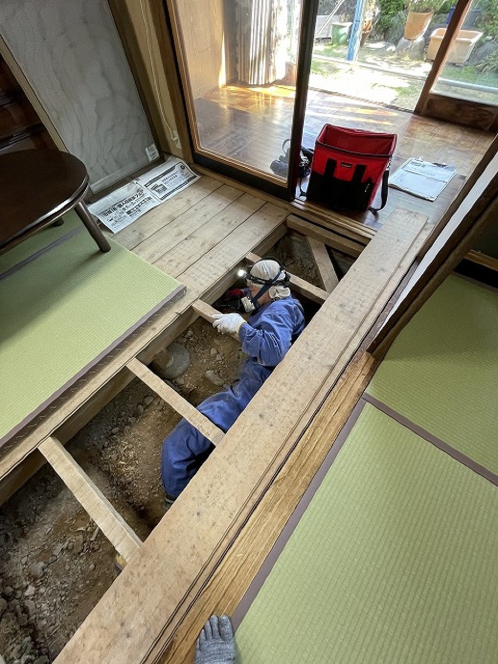 今日はかなり狭い床下確認作業です。 雨漏れ以外の所は健全でした（白井）