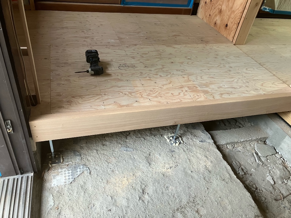  タモ無垢材で上がり框を施工しました（山本）