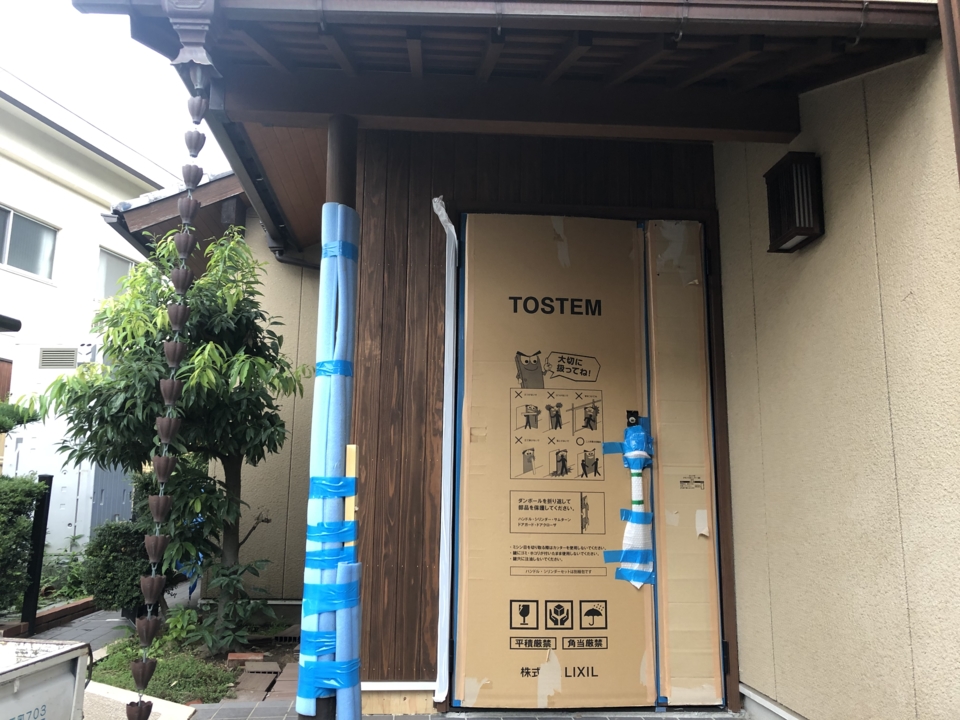 玄関周りのはめ板施工完了です 