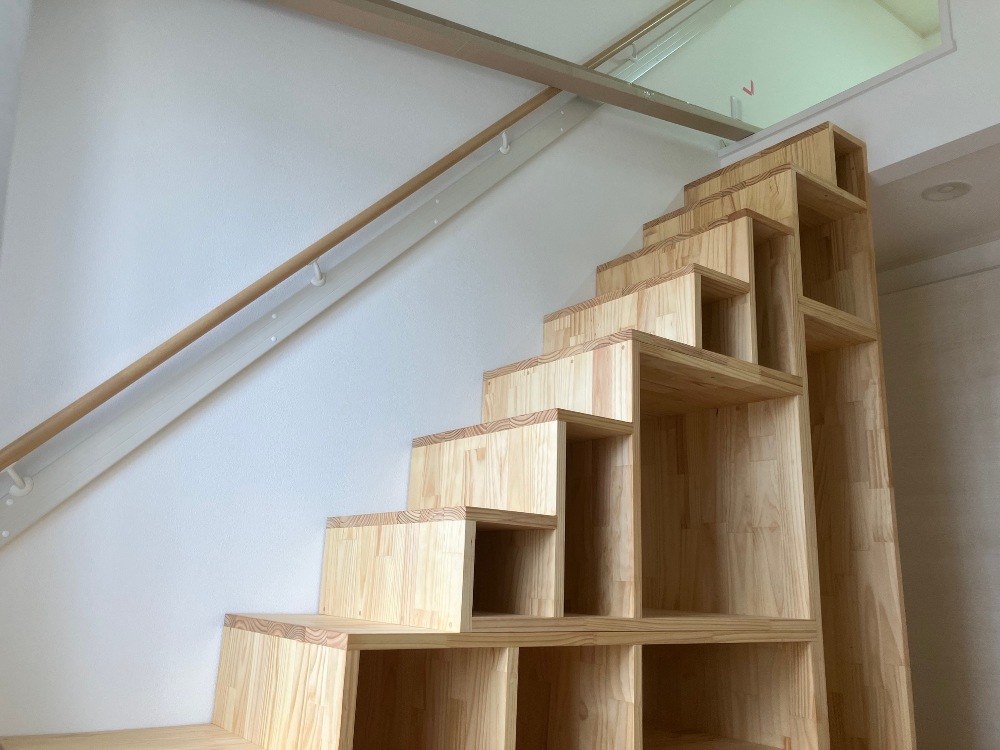 工場で作った箱階段を設置しました。