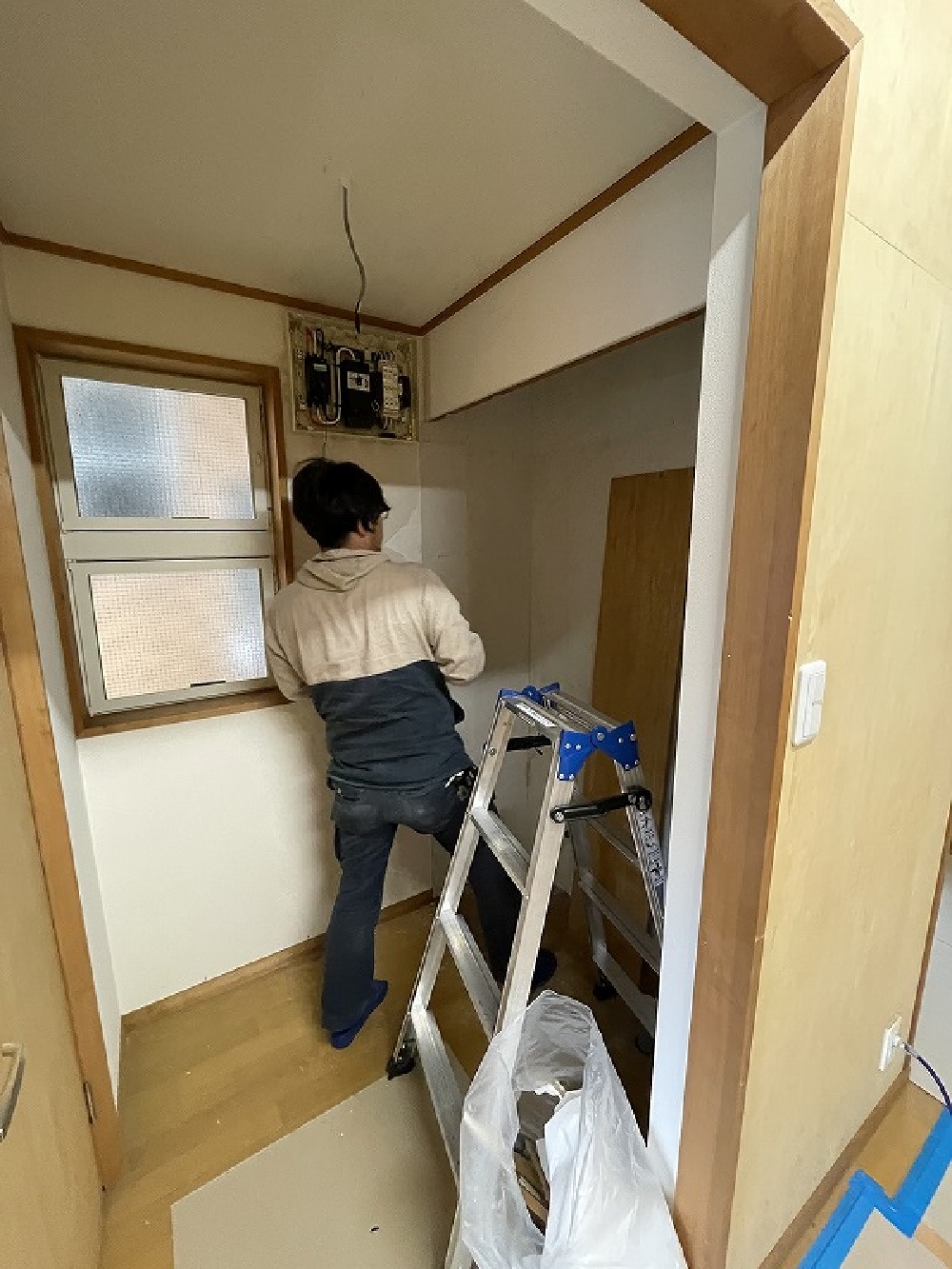   （天白区K様邸）キッチン移動、ユニットバス新設等あるので 配線工事するマサ君（白井）