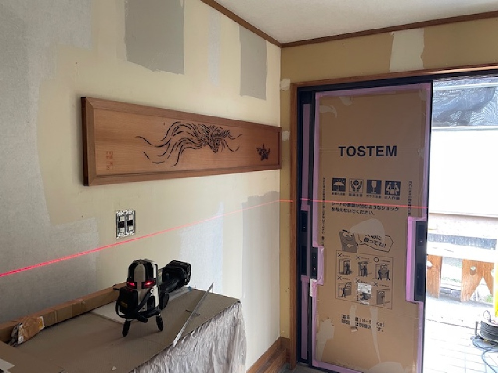 母屋から取り外した欄間を玄関ホールに移設し、仮付けを行いました。