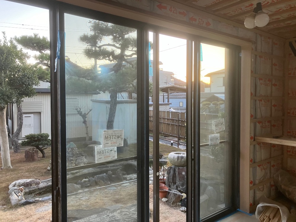  掃き出し窓の枠を取り付けました