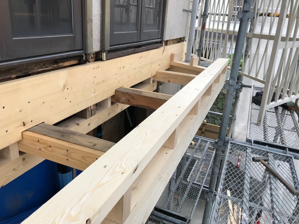 山本です、 ベランダの下地施工中です。
