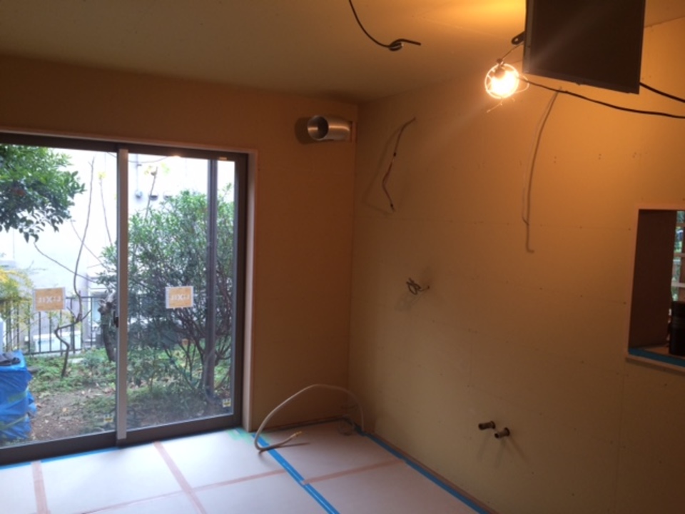 キッチン施工の準備。PB施工中。