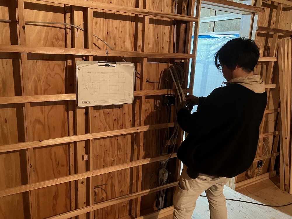 電気屋さんが、配線作業を進めています。（山本）