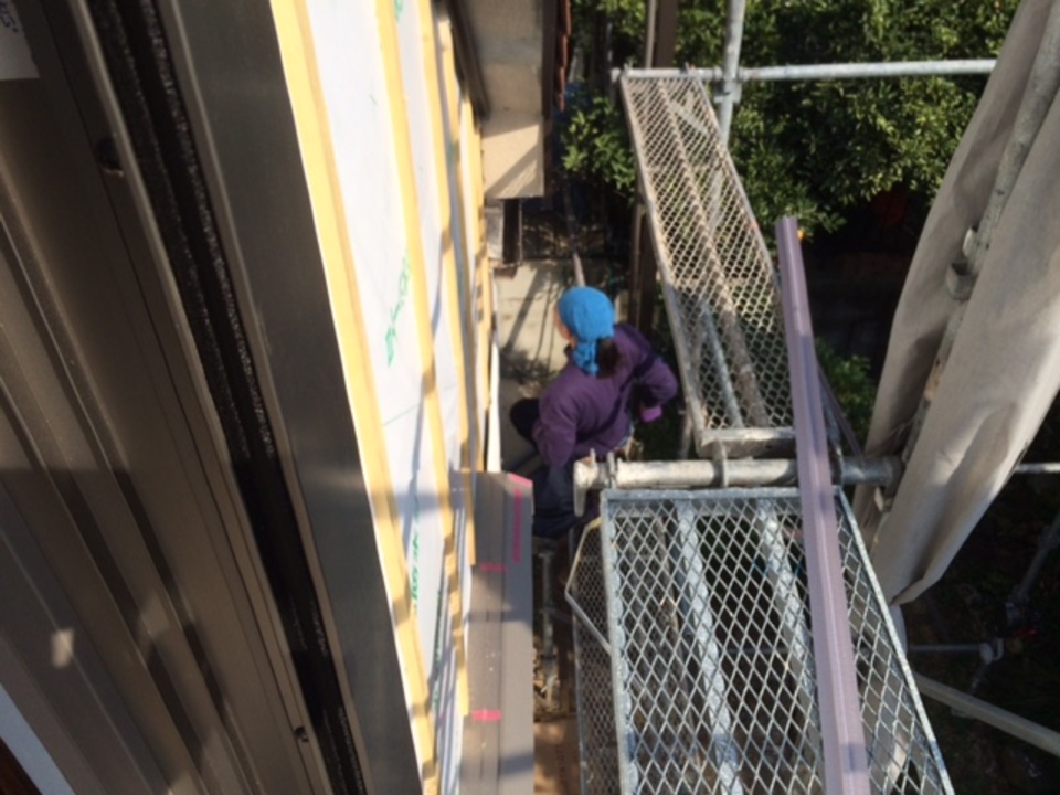 寺西です、外壁施工中。