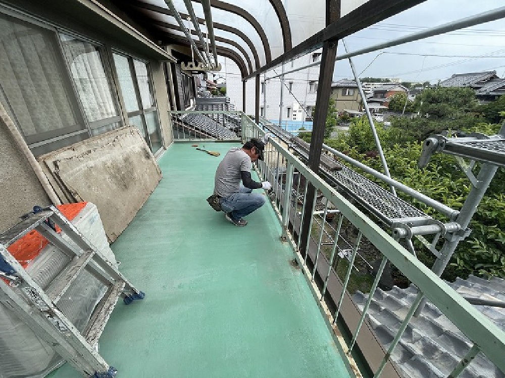 西側建屋の塗装工事開始です。 手摺部、錆止め塗りの準備です。 いつもの川脇さん宜しくお願いします（白井）