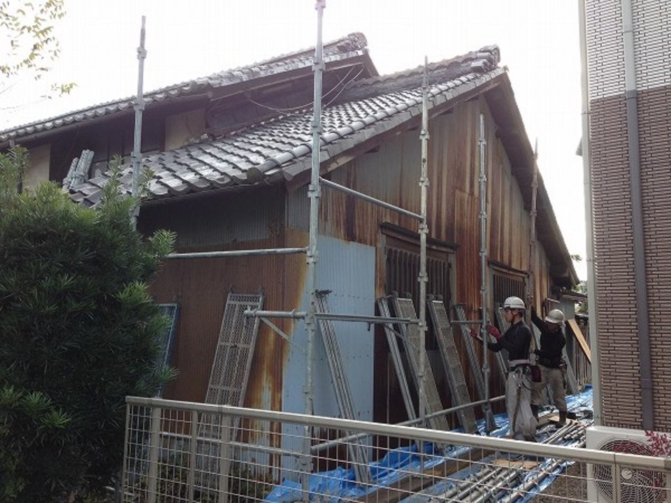 雨の中頑張る足場屋さん達。