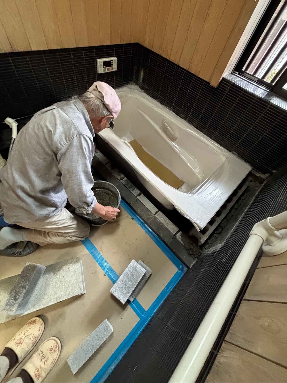 人工大理石の浴槽を無事に設置しました。 このあとは左官さんがタイル下地を仕上げていきます。 今ではユニットバスが主流ですが、こうした在来工法のお風呂づくりには、 やはり職人の技と手仕事の温かみを感じます。