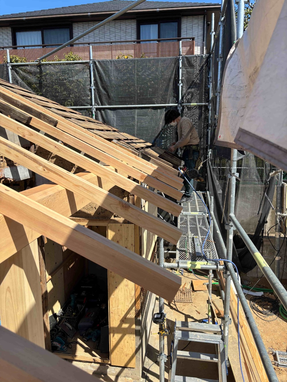 玄関まわりの屋根工事