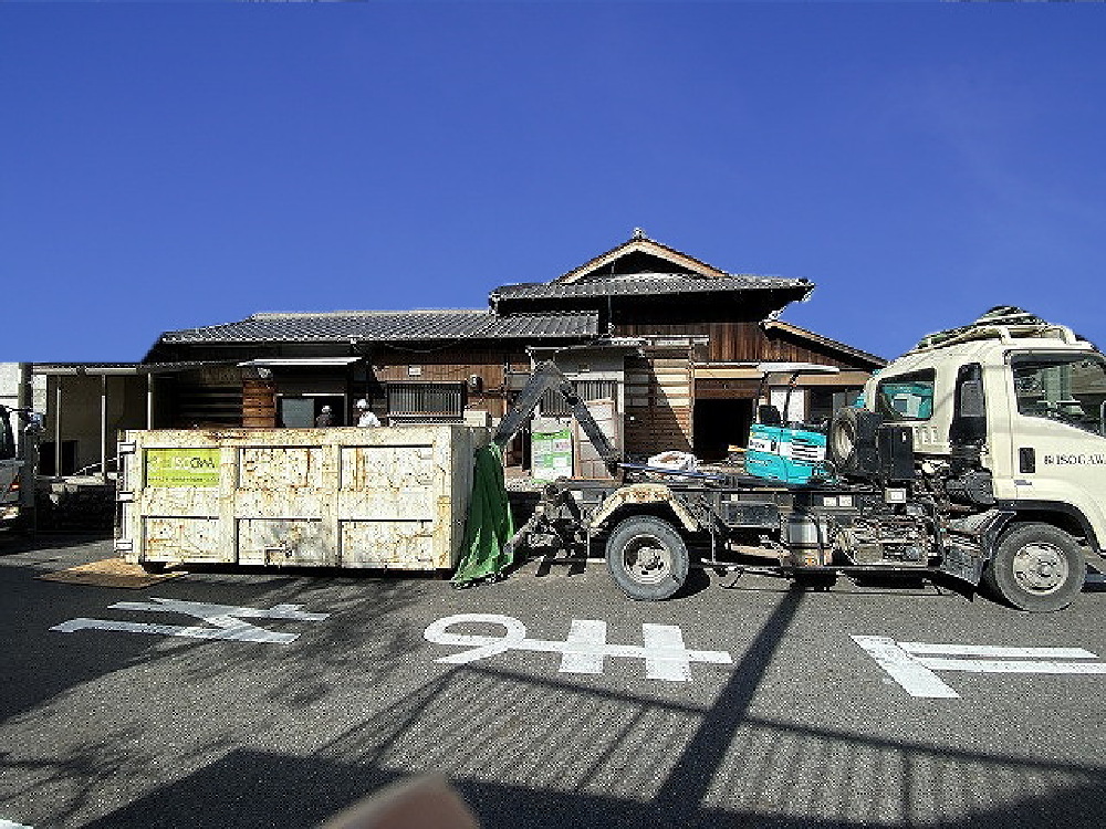 内部の解体工事も進んでいます。手間を惜しまず 丁寧に壊しています。