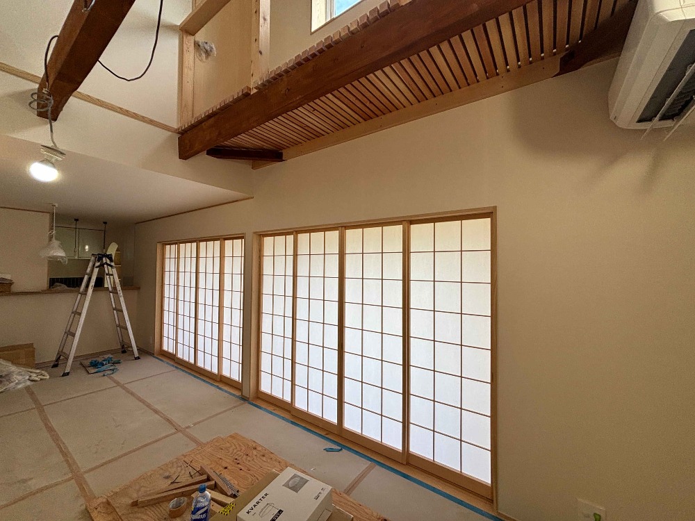 建具の取付工事も完了し、全体像が見えてきました。
