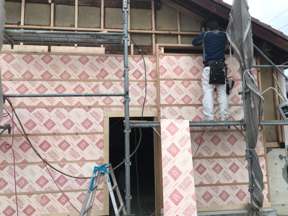 断熱工事施工中。