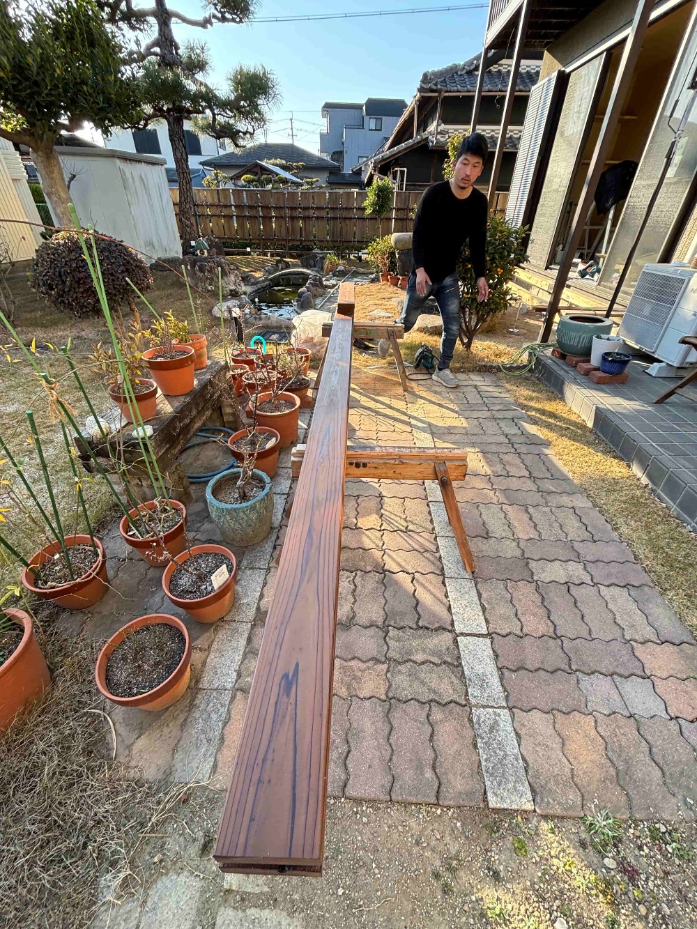 工場でオスモカラー塗装を施したデッキ材を現場へ。 山ちゃんがウッドデッキの組み立てを進めています。