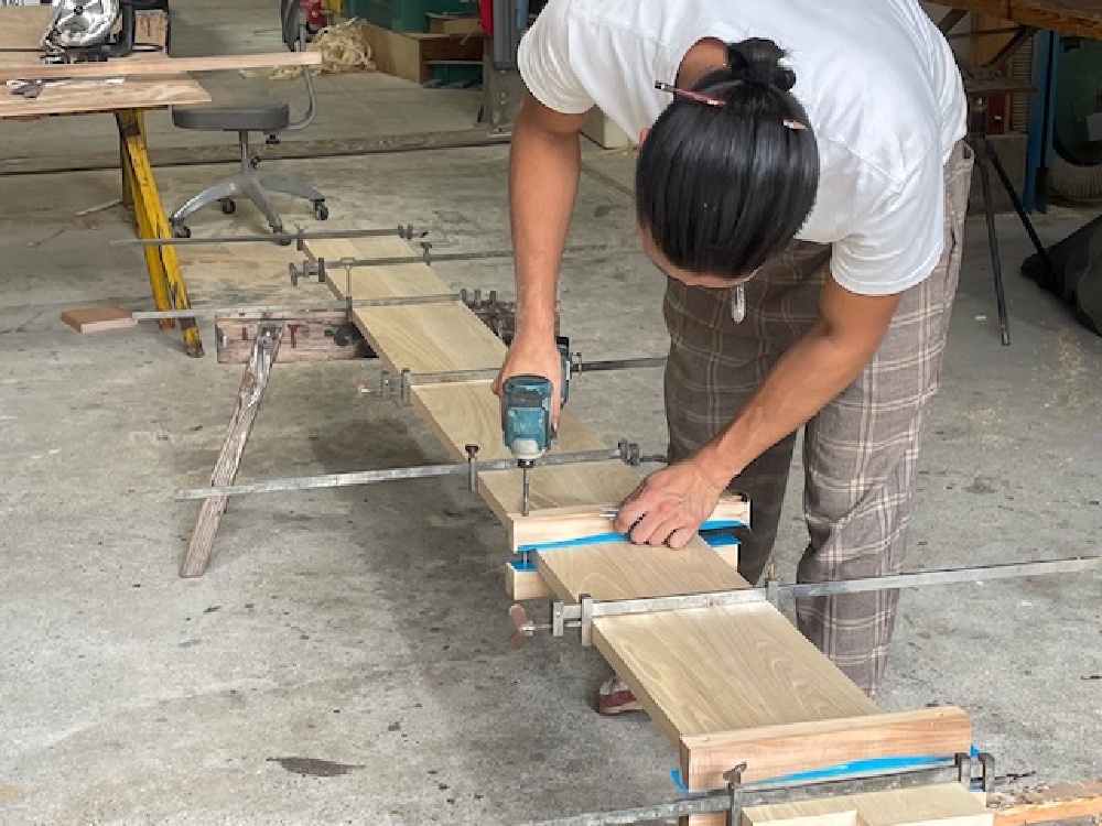 セン無垢板の枠材加工をしています