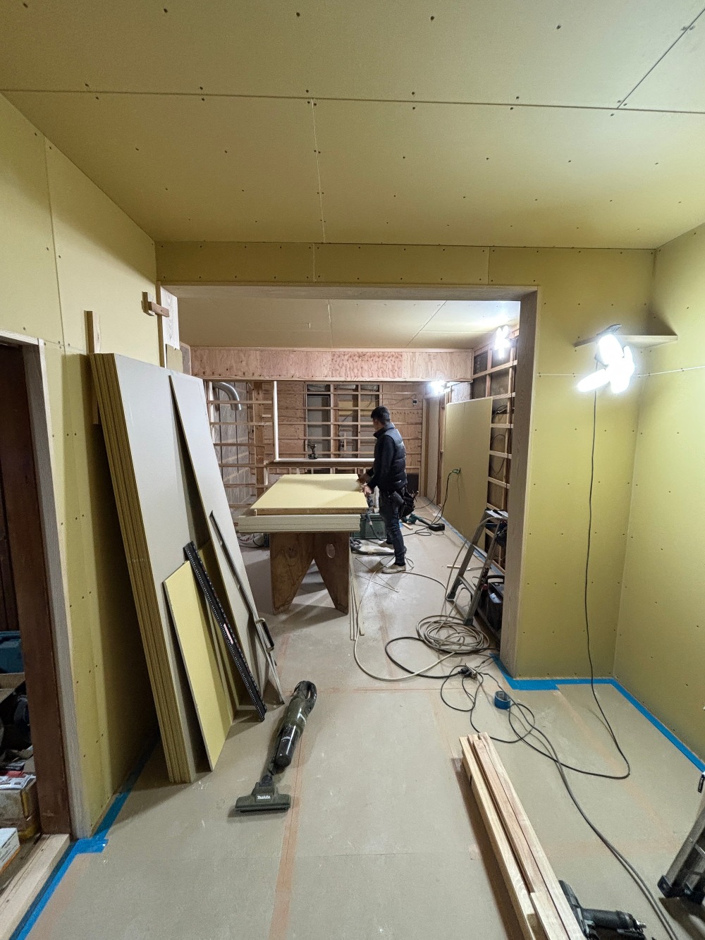  壁を貼り進める山ちゃん