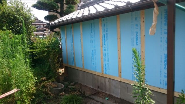 白井です、隙間なく、 断熱入れーの、透湿シート貼りました2。