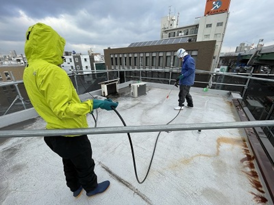 塗装・防水工事の前にしっかり水洗いしていきます（白井）