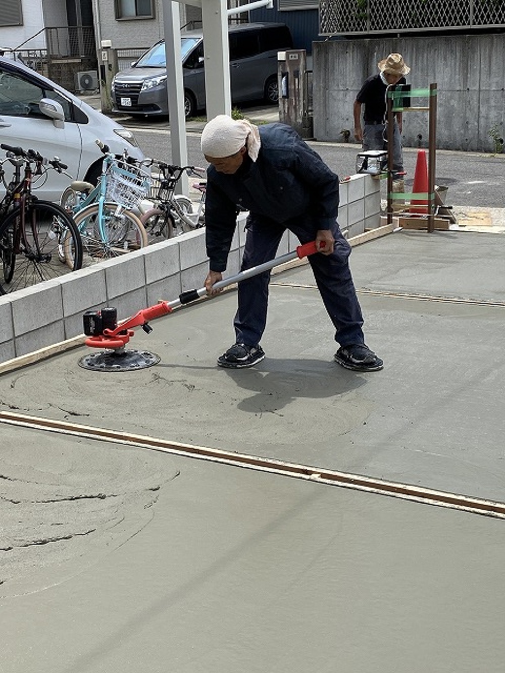 炎天下の中、駐車場土間コンクリート打ちです 増やん、ありがとう！