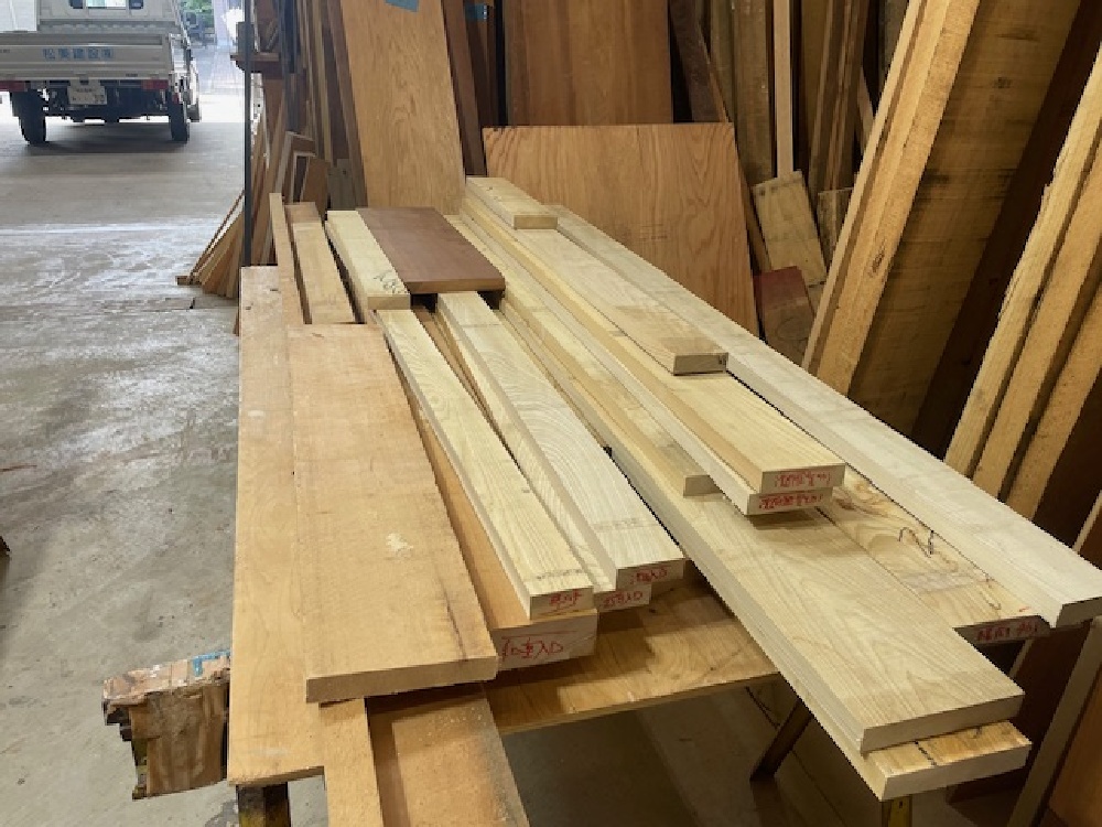 仕上げ材加工中