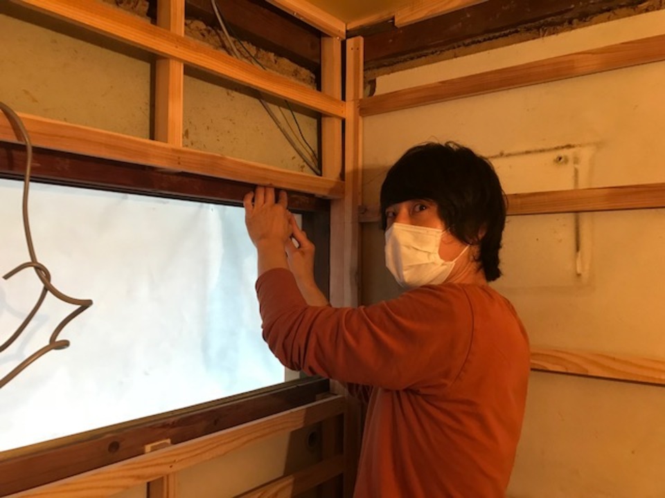 白井です、枠に付着したテープ跡に苦戦する寺やんです。