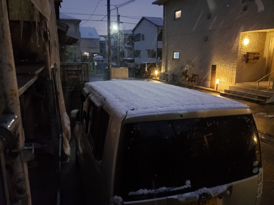 夕方から雪が積もり始めました（中川）