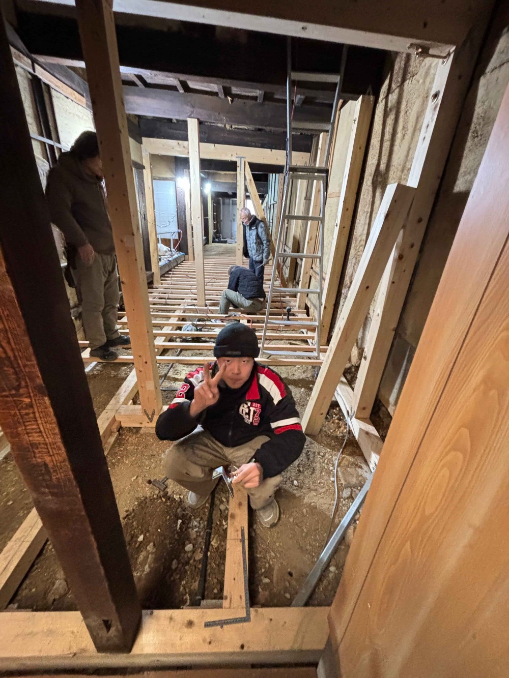 電気屋さん、水道屋さん、が入り 現場が賑わっています