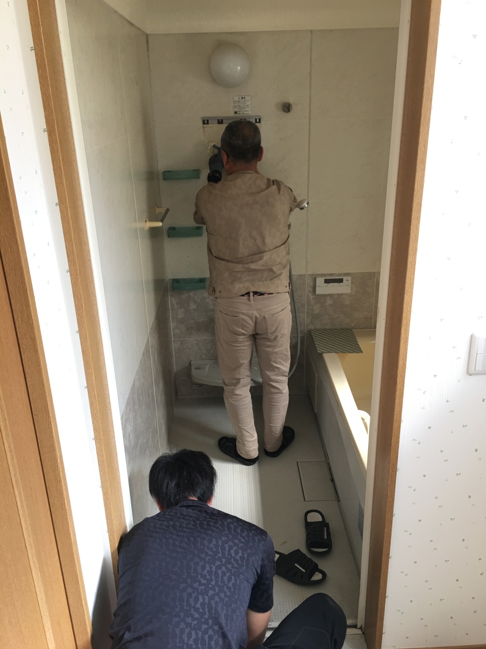 ユニットバスのドアとミラーを交換しています。