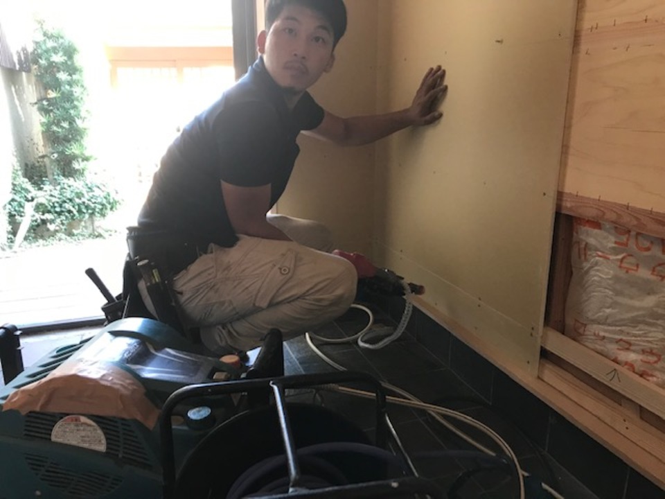 玄関プラスターボード施工中。