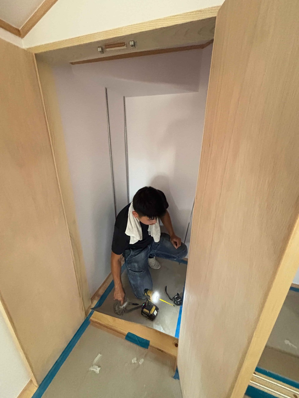 山ちゃんが工場で仕上げた可動棚。いよいよ現場のクローゼットに取り付けていきます。
