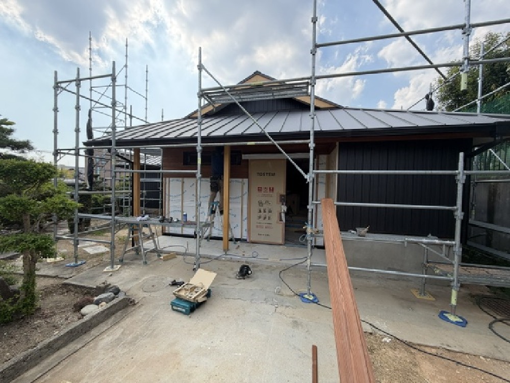 羽目板施工中