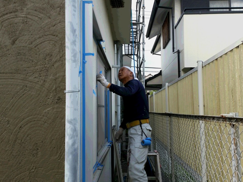 本職のコーキング屋さんが、作業中です。