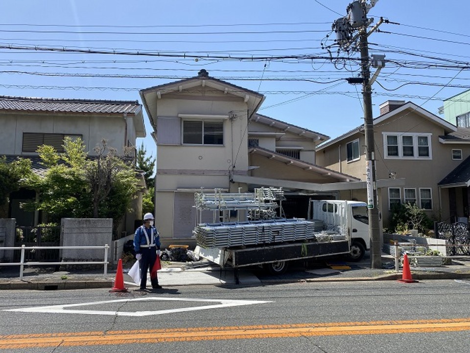 今日から再生工事スタートです。まずは足場の組み立てから（松浦）