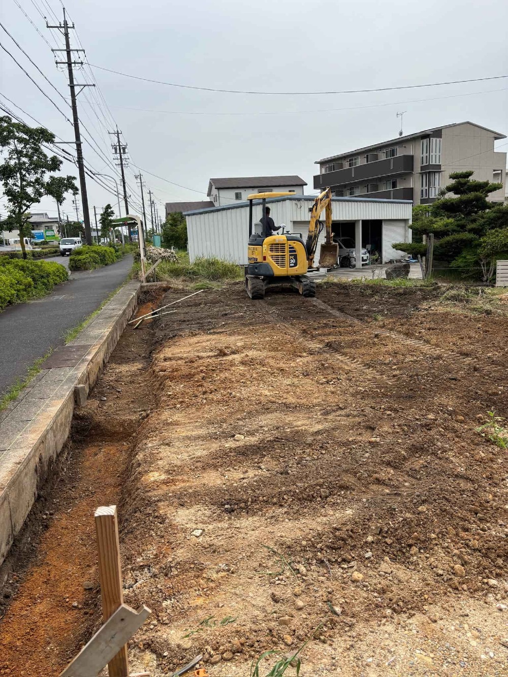 畑と耕運機ガレージの工事