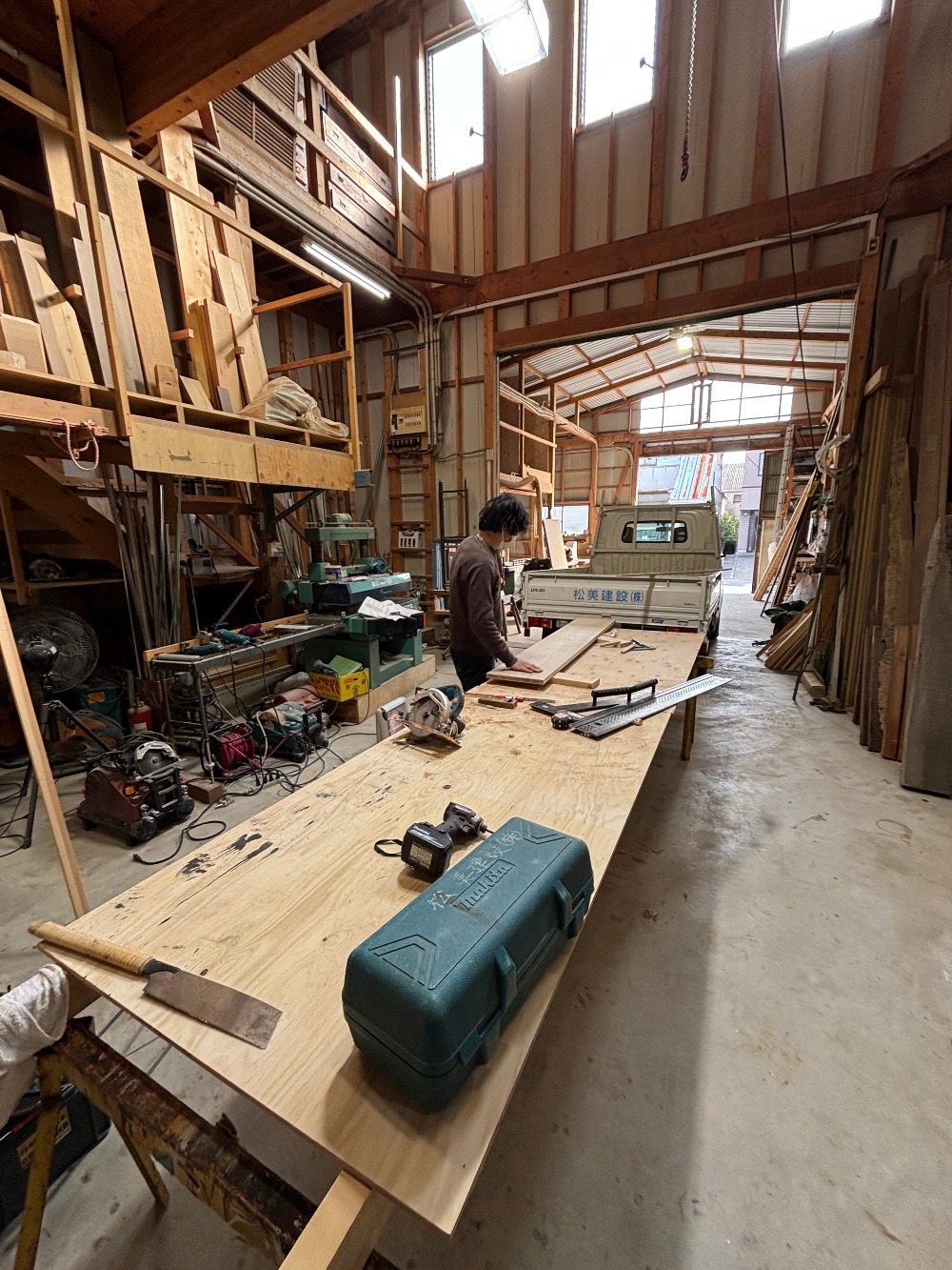 松美第二工場で、寺やんが壁面収納用の棚板を加工中。 ミリ単位で寸法を追い込みながら、 据え付け後の納まりを想定してカットしていきます。