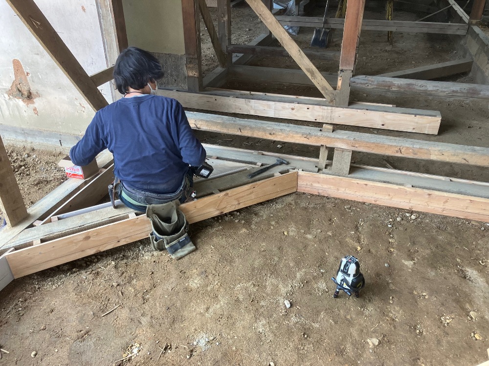 防湿コンを打つための型枠施工中です