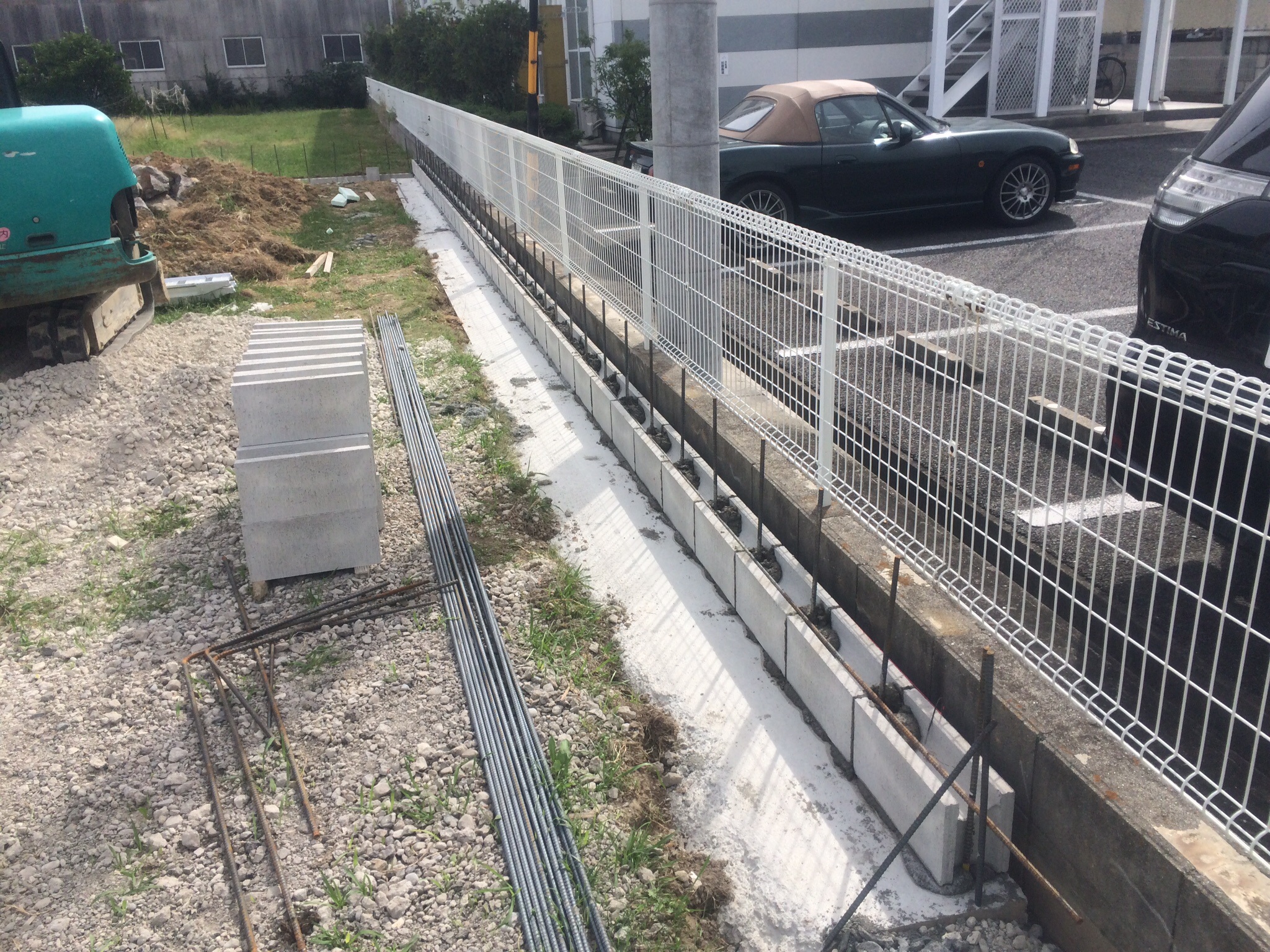 厚み150mmのコンクリートブロックを積んでいきます！