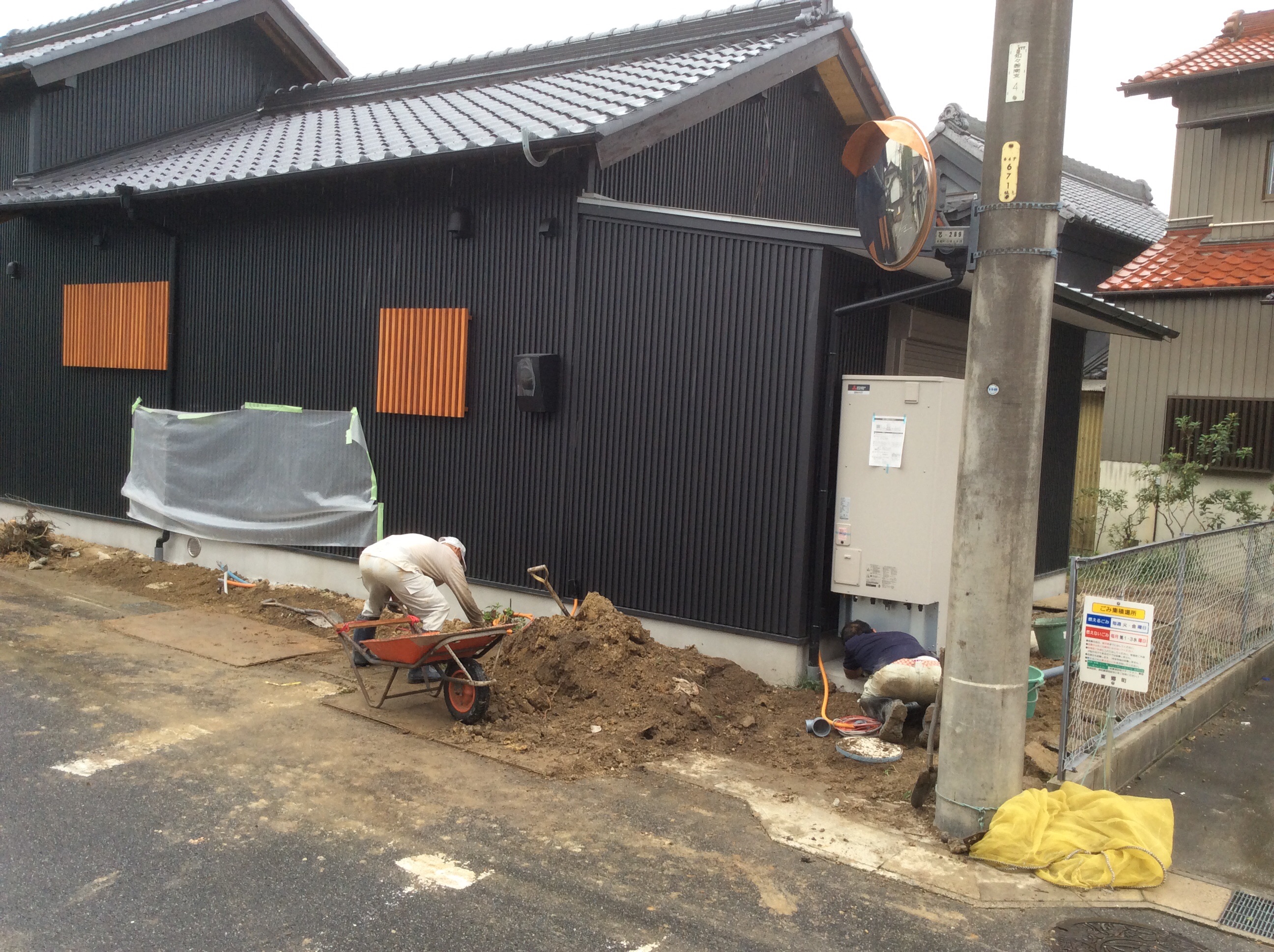 雨の中排水工事をする早川君達…。