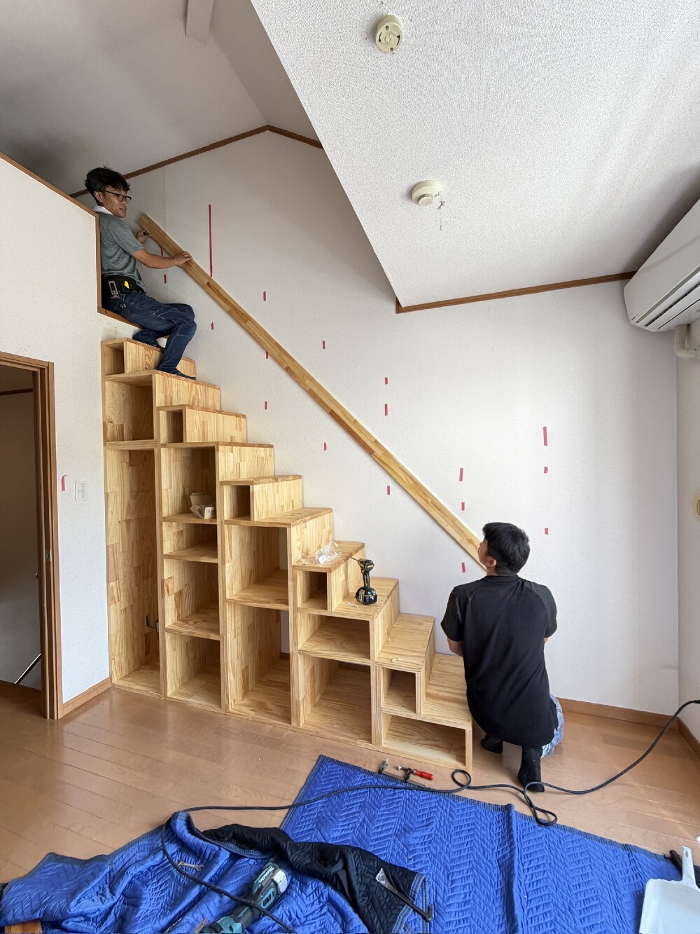 手摺取り付け中