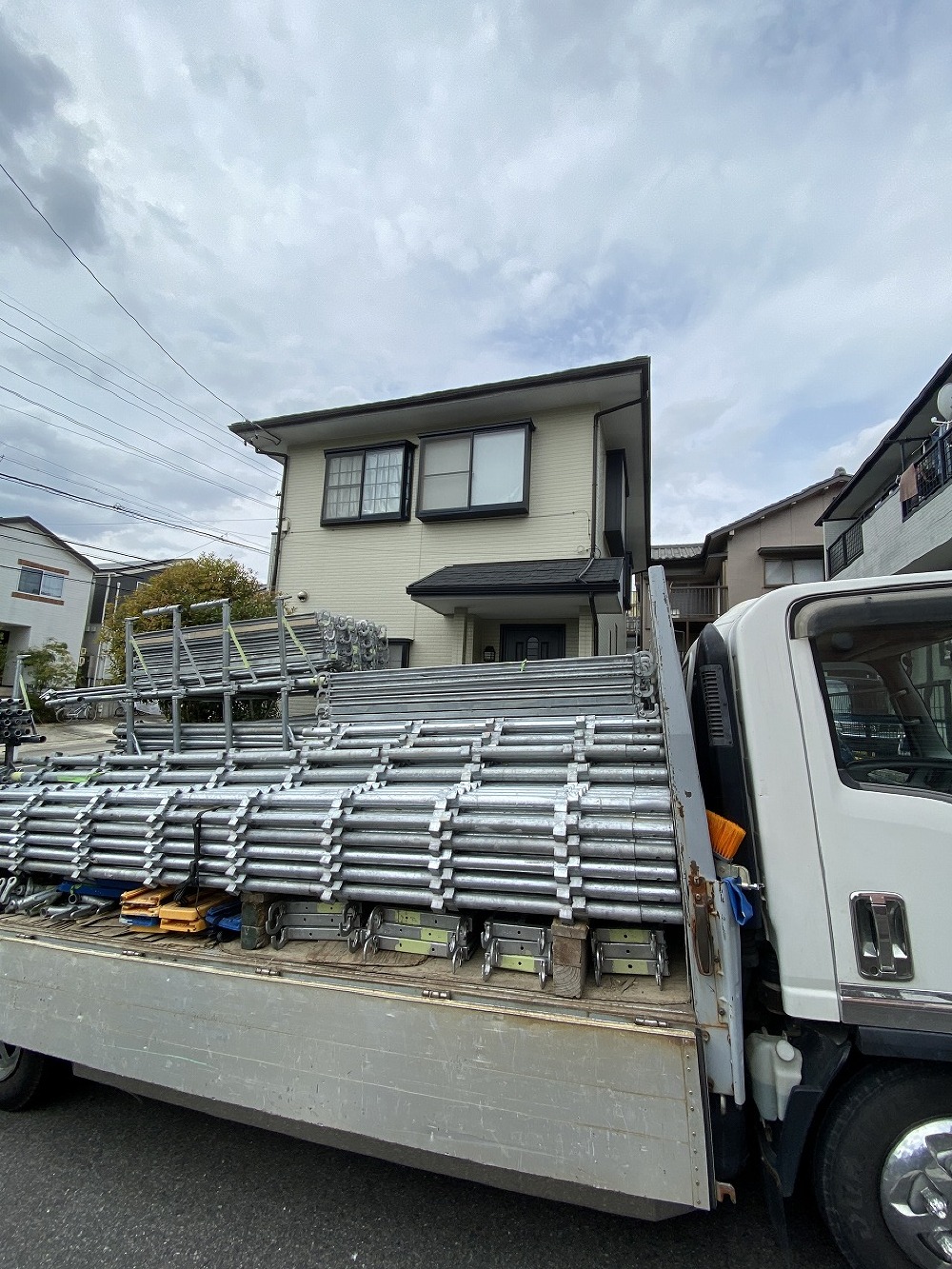 （東郷町O様邸・外装工事）今日から外装工事がはじまります。 まずは外部足場の組み立てからです。